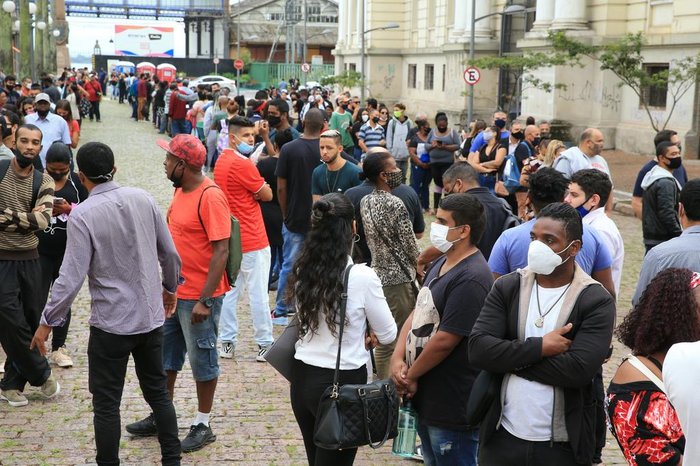Por volta das 8h, cerca de mil pessoas aguardavam na fila formada em frente ao Sine