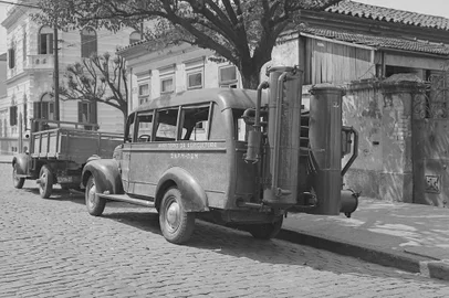Veículo do Ministério da Agricultura com aparelho de gasogênio na década de 1940<!-- NICAID(15041604) -->