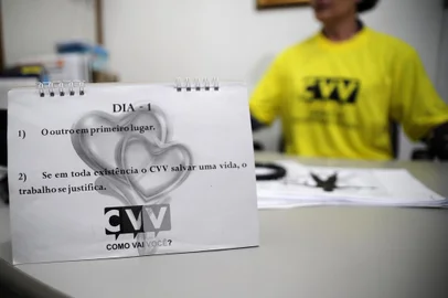 CAXIAS DO SUL, RS, BRASIL, 01/09/2017 - O Centro de Valorização a Vida desenvolve um trabalho de prevenção de suicídios. Para isso, conta com voluntátios que atendem ligações pelo fone 188. NA FOTO: Eloísa (codinome que usa como voluntária), 55 anos, empresária, atua no CVV.(Marcelo Casagrande/Agência RBS)<!-- NICAID(13124893) -->