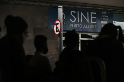 PORTO ALEGRE, RS, BRASIL,  16/03/2022-  Segundo dia do feirão de empregos tem filas junto ao SINE no centro de Porto Alegre.Foto: Lauro Alves / Agencia RBS<!-- NICAID(15042277) -->