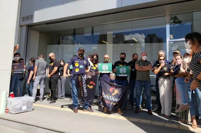 Caxias do Sul foi palco nesta quinta-feira (17) de um ato que integra a campanha salarial dos servidores do Judiciário. As manifestações estão ocorrendo em frente às sedes das principais comarcas gaúchas como uma preparação para a assembleia geral unificada no dia 22 de março, em Porto Alegre. A categoria, que não inclui juízes, está sem reajuste dos salários desde 2015.<!-- NICAID(15043908) -->