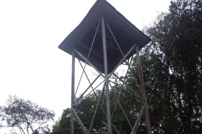 Moradores de Santo Antônio da 7ª Légua, em Caxias do Sul, buscam localizar o sino que ficava junto da igreja da comunidade. A peça, que foi trazida da Itália e pesava cerca de 150 quilos, foi furtada.<!-- NICAID(15040235) -->