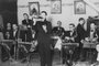 Royal Jazz Band, com Alcides Gonçalves de crooner, antes da chegada do microfone na cidade. Até então, os cantores usavam megafones de lata. A Royal Jazz Band, dos anos 1920, depois abrasileirou-se e mudou o nome para Orquestra Rojabá. Imagem do livro ¿Porto Alegre: uma biografia musical¿, de Arthur de Faria.<!-- NICAID(15046539) -->