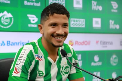 atleta de 27 anos chega por empréstimo do Fluminense<!-- NICAID(15048116) -->