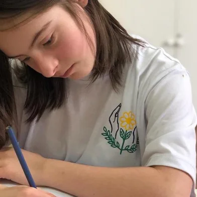 Joice de Rossi Camassola, 14 anos, é usuária da Apae de Caxias do Sul. Na foto, ela está na escola especial, uma das modalidades de atendimento da entidade<!-- NICAID(15048848) -->