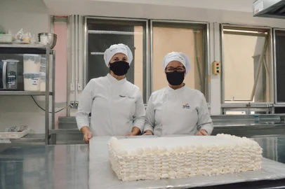 INFORME ESPECIALProfessoras de Gastronomia da Faculdade Senac Porto Alegre preparam bolo do Baile de Debutantes em alusão aos 250 anos da Capital<!-- NICAID(15048992) -->