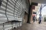 Uma loja de materiais esportivos foi arrombada e furtada na madrugada desta quinta-feira (24) na avenida Protásio Alves, bairro Bom Fim, em Porto Alegre. Os criminosos cortaram a cortina de ferro, entraram na loja e levaram produtos.Foto: Tiago Bitencourt/Agência RBS<!-- NICAID(15049656) -->
