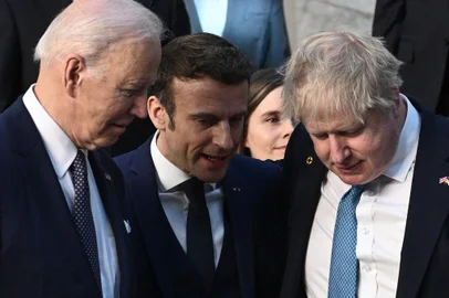 (From R) Britains Prime Minister Boris Johnson, Frances President Emmanuel Macron and US President Joe Biden talk as they arrive at NATO Headquarters in Brussels on March 24, 2022. (Photo by Brendan SMIALOWSKI / POOL / AFP)<!-- NICAID(15049737) -->
