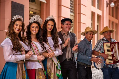 Soberanas do Farroupilha lançaram a 24ª Fenakiwi e 19º Entrai em Porto Alegre, no Centro de Cultura Mário Quintana<!-- NICAID(15049862) -->