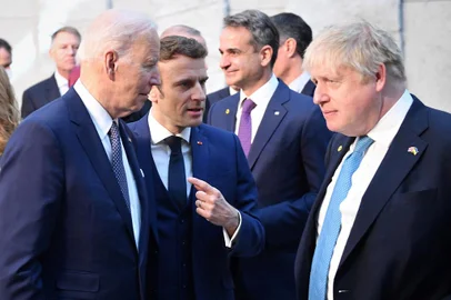 (From R) Britains Prime Minister Boris Johnson, Frances President Emmanuel Macron and US President Joe Biden talk as they arrive at NATO Headquarters in Brussels on March 24, 2022. (Photo by JOHN THYS / AFP)Editoria: POLLocal: BrusselsIndexador: JOHN THYSSecao: diplomacyFonte: AFPFotógrafo: STR<!-- NICAID(15049993) -->