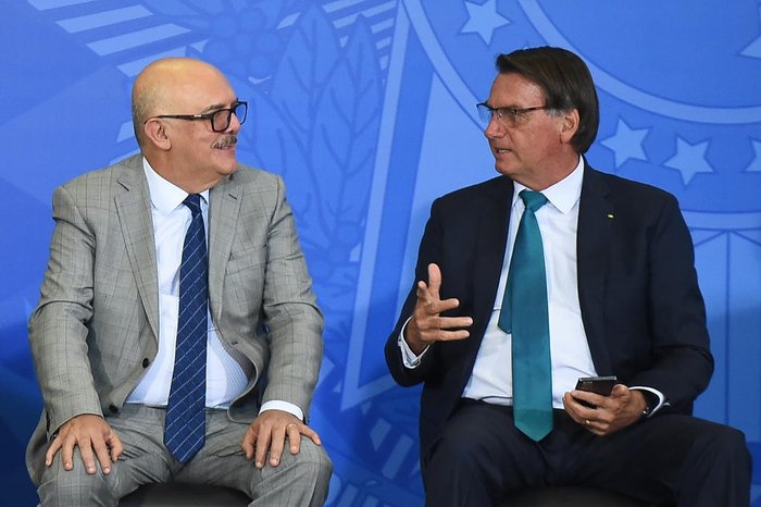 Bolsonaro defende Milton Ribeiro ap&oacute;s den&uacute;ncias: "Boto minha cara no fogo"  | GZH