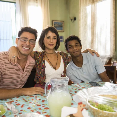 Christian (Cauã Reymond), Lara (Andréia Horta) e Ravi (Juan Paiva)<!-- NICAID(15049853) -->