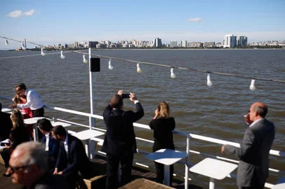 Comitiva de Açores participa de passeio de barco pelo Guaíba para ter a visão que os imigrantes tiveram quando chegaram às terras que hoje são Porto Alegre<!-- NICAID(15051716) -->