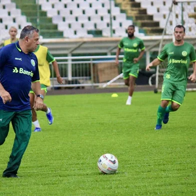 Técnico Luizinho, do Ypiranga. <!-- NICAID(15051613) -->