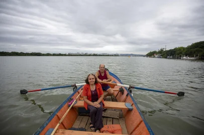 PORTO ALEGRE, RS, BRASIL - Espceial do Diário Gaúcho de Aniversário de Porto Alegre. Meu local na capital. Na imagemMarinez Maciel e Luiz Carlos Maciel. O local favorito deles é no quintal da casa que fica na Ilha da Pintada.Indexador: Jeff Botega<!-- NICAID(15049069) -->