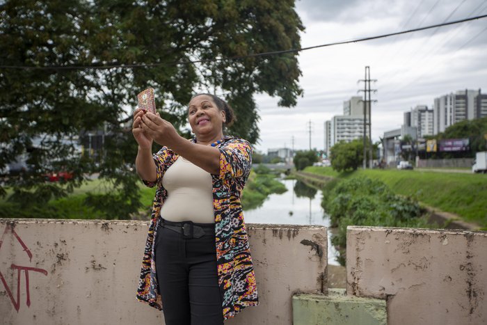 Na travessia, ela reflete sobre a história do Arroio Dilúvio