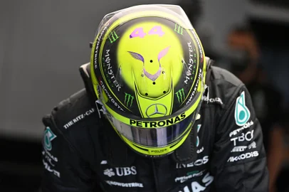 Mercedes British driver Lewis Hamilton is pictured in the pits during the third practice session ahead of the 2022 Saudi Arabia Formula One Grand Prix at the Jeddah Corniche Circuit on March 26, 2022. (Photo by ANDREJ ISAKOVIC / AFP)<!-- NICAID(15052162) -->