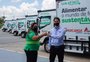 A motorista que conduz caminhões sustentáveis  