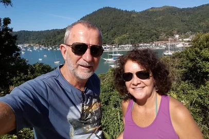 Sérgio Isoppo Porto e a esposa, Neusa Maria Chaves. Ele escreveu o livro Longe Não Existe: Aventuras de um Casal a Bordo de um Motorhome. Na foto, o casal em Ubatuba (SP)<!-- NICAID(15049938) -->