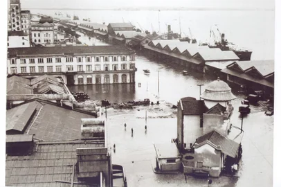 PÁGINA: 62A Avenida Mauá, o Cais do Porto e a estação ferroviária Ildefonso Pinto debaixo dágua na grande enchente que assolou Porto Alegre, em 1941. Fonte: MUSEU HIPÓLITO JOSÉ DA COSTA<!-- NICAID(159593) -->
