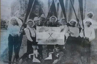 Os guris que fundaram o Grêmio Náutico União. Foto de 1906.<!-- NICAID(15056152) -->