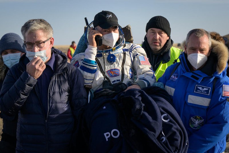 Cosmonautas russos e astronauta norte-americano voltam à Terra após 355 dias no espaço.Ground personnel carry NASA astronaut Mark Vande Hei shortly after the landing of the Soyuz MS-19 space capsule in a remote area outside Dzhezkazgan (Zhezkazgan), Kazakhstan, on March 30, 2022. - A record-breaking US astronaut and two Russian cosmonauts reached Earth on March 30, with tensions between Moscow and the West soaring over Russias invasion of Ukraine, Russias space agency Roscosmos said. NASAs Mark Vande Hei is returning after setting a new record for the single longest spaceflight by a NASA astronaut, clocking 355 days aboard the International Space Station. (Photo by Bill INGALLS / NASA / AFP) / RESTRICTED TO EDITORIAL USE - MANDATORY CREDIT AFP PHOTO / NASA / Bill INGALLS - NO MARKETING NO ADVERTISING CAMPAIGNS - DISTRIBUTED AS A SERVICE TO CLIENTS<!-- NICAID(15056153) -->