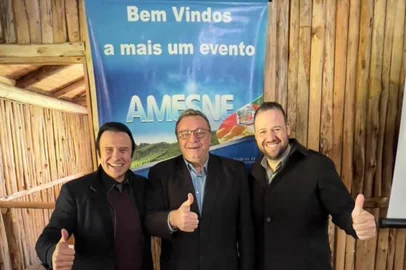 Prefeito de Farroupilha, Fabiano Feltrin, Prefeito de Nova Prata, Alcione Grazziotin, e Vice-prefeito de Farroupilha, Jonas Tomazini. Foto na posse da nova diretoria da Amesne, que passa a ser presidida por Grazziotin.<!-- NICAID(15056538) -->