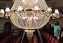 Trinta mil cristais, 69 lâmpadas e 600 quilos: conheça a história do lustre do Theatro São Pedro