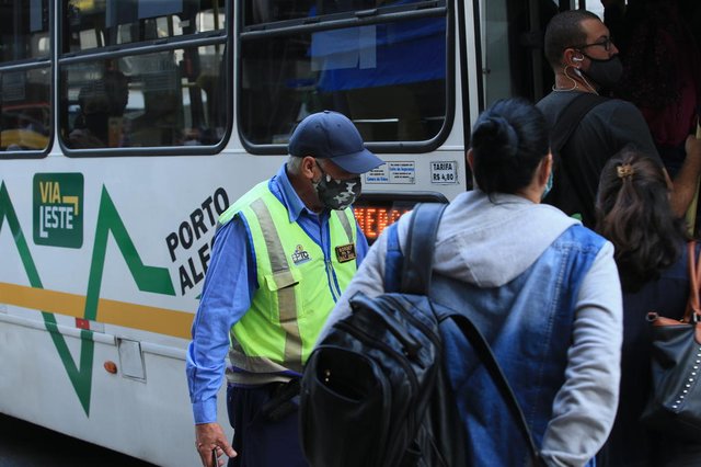 PORTO ALEGRE,RS,BARSIL.2022.04,05.Paulo Ricardo dos Santos Borges, agente da EPTC folclórico, que faz um verdairo balet entre os pasageiros de ônibus da parada da Av.Julio de Castilhos, para anunciar as chegdas dos ônibus e os locais por onde irão passar, agente muito querido pelos frequentadores desta parada.(RONALDO BERNARDI/AGENCIA RBS).<!-- NICAID(15060146) -->