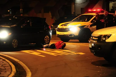 CAXIAS DO SUL, RS, BRASIL, 05/04/2021.VERSÃO DA PRIMEIRA TESTEMUNHAReconstituição - Tripulantes da Parati e fiscais de trânsito foram ouvidos na primeira parte da reprodução da perseguição que resultou na morte de Matheus da Silva dos Santos, 21 anos, em Caxias do Sul. A perícia, que é a última etapa da investigação, exigiu uma intensa mobilização policial e chamou atenção de quem trafegava pela Rua Moreira César e a Perimetral Norte, que tiveram trechos bloqueados entre a noite dessa terça-feira e o início da madrugada de quarta-feira (6). A perseguição aconteceu na madrugada do dia 06/06/2021 e teve início na Rua Moreira Cesar, quase esquina com a Rua José de Carli acabando na Rua Ludovico Cavinato, rótula da Mosteiro. (Porthus Junior/Agência RBS)<!-- NICAID(15060848) -->