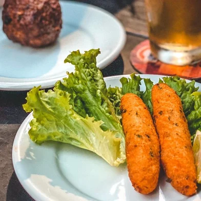 tuim, bar, chope, bolinho de bacalhau, boteco, porto alegre, destemperados<!-- NICAID(14870327) -->