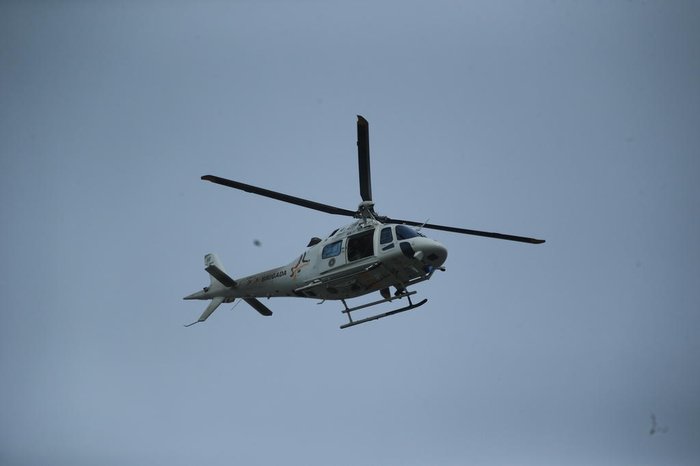 Helicóptero sobrevoava escola