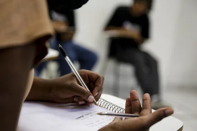 Porto Alegre, RS, Brasil, 07-04-2022: Projeto de ressocializacao de jovens envolvidos em atos infracionais Partiu Aula na Justica. A acao resulta de parceria entre Poder Judiciario Estadual (atraves do Projeto Justica Instantanea - JIN), Ministerio Publico do Trabalho (MPT) e Ministerio Publico do RS (MPRS). A aula/oficina e desenvolvida pelo rapper Rafael Diogo dos Santos, o Rafa Rafuagi. Foto: Mateus Bruxel / Agencia RBSIndexador: Mateus Bruxel<!-- NICAID(15062792) -->