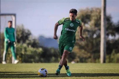 Atacante Óscar Ruiz, novo reforço do Juventude para o Brasileirão, foi apresentado oficialmente nesta quinta-feira (7).<!-- NICAID(15062961) -->