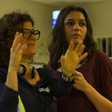 Mar de Dentro, primeiro longa de Dainara Toffoli, estreia no dia 7 de abril. O filme centra sua história na vida de uma mulher (Mônica Iozzi ) que tem sua vida transformada ao descobrir que se tornará mãe<!-- NICAID(15062407) -->