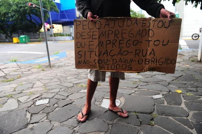 CAXIAS DO SUL, RS, BRASIL, 07/04/2022. A reportagem foi as ruas para entender o perfil de quem busca o sustento nas sinaleiras de Caxias. Na foto, Adriano Campos, 37 anos, que veio de Pelotas há dois meses. Ele deseja deixar conseguir um emprego para poder sair da situação de rua. Rua Marquês do Herval esquina com Vinte de Setembro. (Porthus Junior/Agência RBS)<!-- NICAID(15063123) -->