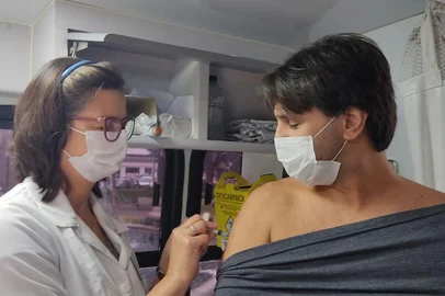 #Unindo forças - Unidade móvel, que está na praça Dante Alighieri, nessa sexta-feira (8), ficará na cidade por 45 dias  Com ônibus, Cruz Vermelha auxilia Secretaria de Saúde em ações imunização e promove ações em Caxias O município a a contar com o apoio da Cruz Vermelha Brasileira (CVB) para ações de promoção à saúde em Caxias do Sul a partir dessa sexta-feira (8). Um convênio foi firmado na última segunda-feira (4) entre a Secretaria Municipal de Saúde (SMS) e a filial da instituição em Caxias do Sul, com duração de 45 dias. A primeira ação ocorreu na Praça Dante Alighieri onde o ônibus da Cruz Vermelha estava estacionado para aplicação de doses da vacinação contra covid-19 e da gripe. Doado à instituição humanitária pela Mercedes-Benz, o veículo é usado para reforçar a campanha de imunização nas cidades. A Cruz Vermelha também contribui com a participação de voluntários. A aplicação de vacinas é feita pelos enfermeiros e técnicos em enfermagem da Secretaria da Saúde. A unidade móvel segue na Praça até às 17h para aplicação dos imunizantes.<!-- NICAID(15063695) -->