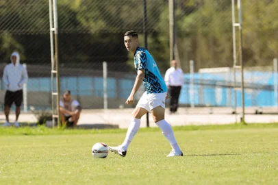 Natã, zagueiro do Grêmio, relacionado por Roger Machado para enfrentar a Ponte Preta.<!-- NICAID(15063911) -->