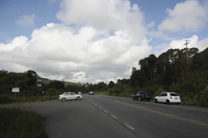 CAXIAS DO SUL, RS, BRASIL, 09/04/2022. A reportagem foi até o cruzamento do Travessão Leopoldina com a Rota do Sol, que dá acesso ao Bairro Serrano. Os motoristas tem que aguardar no acostamento para entrar ou sair do Travessão, sob intenso fluxo de veículos que transitam pela Rota do Sol. (Bruno Todeschini/Agência RBS)<!-- NICAID(15064719) -->