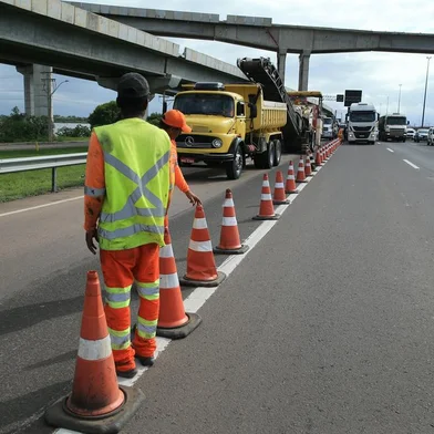 PORTO ALEGRE, RS, BRASIL,  13/04/2022-Acesso da freeway à rua João Moreira Maciel bloqueado. Foto: Ronaldo Bernardi / Agencia RBS<!-- NICAID(15067454) -->
