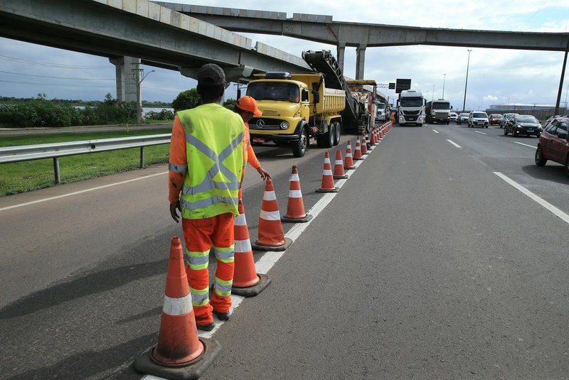 PORTO ALEGRE, RS, BRASIL,  13/04/2022-Acesso da freeway à rua João Moreira Maciel bloqueado. Foto: Ronaldo Bernardi / Agencia RBS<!-- NICAID(15067454) -->