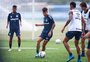 Sem lesão, Ferreira reclama de dores musculares e está fora do jogo do Grêmio contra o Guarani