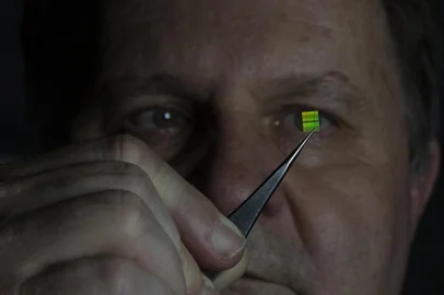 PORTO ALEGRE, RS, BRASIL - Imagens no Instituto Tecnológico de Semicondutores da Unisinos, no Campus de São Leopoldo. Na imagem o Professor Celso Peter segura o Die ou o Chip não encapsulado.Indexador: Jeff Botega<!-- NICAID(15068217) -->
