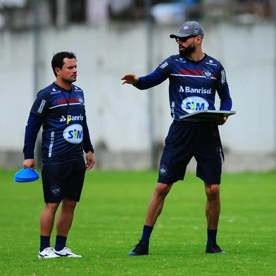 CAXIAS DO SUL, RS, BRASIL, 04/04/2022. A SER Caxias apresentou na tarde desta segunda-feira o novo técnico para a temporada 2022. O técnico Luan Carlos e o auxiliar Kinho Forgiarini já comandaram um treino no CT Baixada Rubra/Vanderlei Bersaghi. Na foto, auxiliar Kinho (E) e técnico Luan Carlos (D). (Porthus Junior/Agência RBS)Indexador:                                 <!-- NICAID(15059777) -->