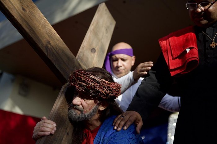 Mais um registro de Oliboni carregando a cruz como Jesus Cristo
