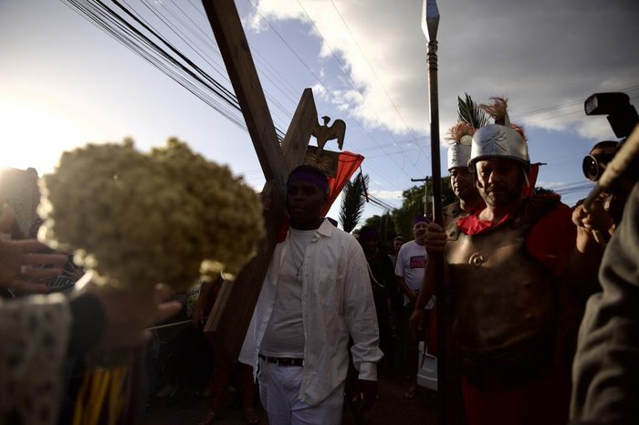 Trajeto de 1,5 quilômetro teve três cenas da via crucis dramatizadas