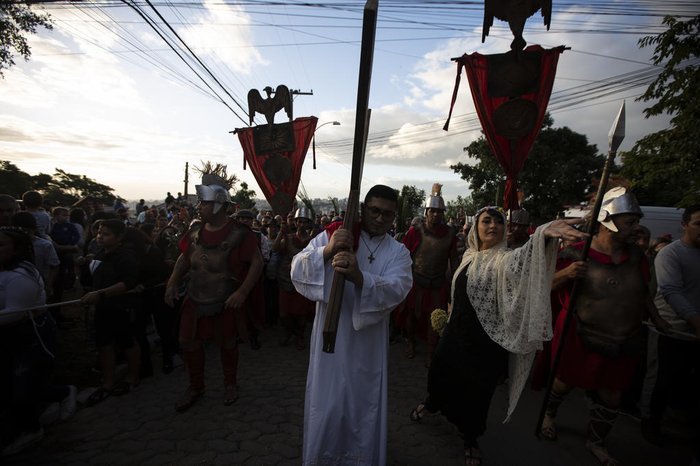 Religiosos, atores e comunidade se revezaram no carregamento da cruz