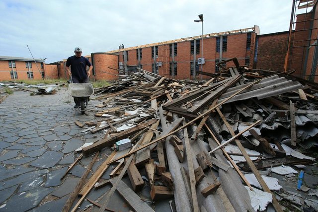 GUAIBA,RS,BRASIL.Três depois do temporal que atingiu a Cidade de Gauiba, reconstrução da Escola Estadual de Ensino Fundamental Carmen Alice Laviaguerre e da Igreja, que foram atigidos por fortes ventos e granizo.(RONALDO BERNARDI/AGENCIA RBS).<!-- NICAID(15070746) -->
