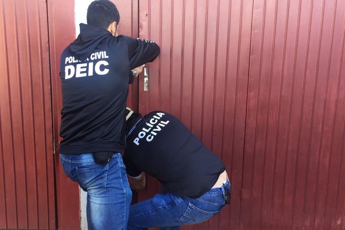 Porta do depósito precisou ser arrombada