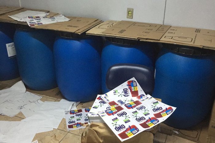 Houve apreensão de produto ainda a envasar